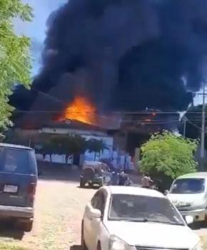 Incendio Incontrolable: Bomberos intentan controlar el fuego en una fábrica de isopor